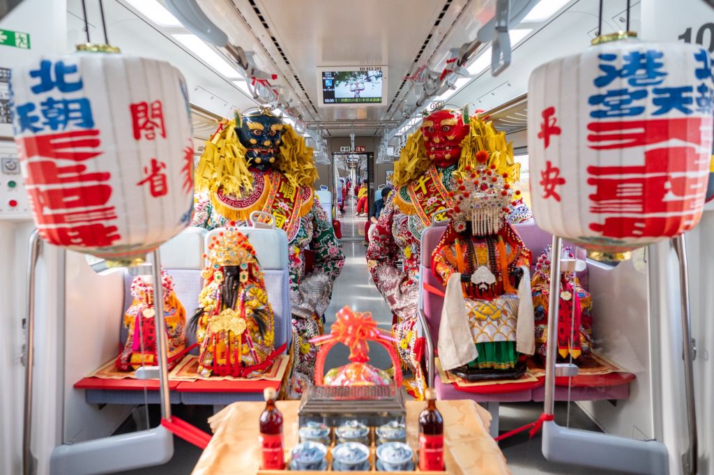 艋舺青山宮建宮170週年，北港媽祖北上以搭火車的方式來與青山王相會。（取材自艋舺青山宮 靈安尊王FB）