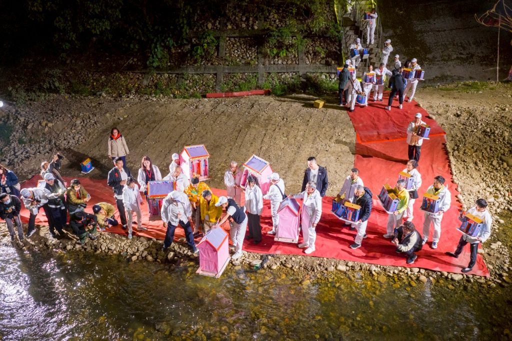 香火鼎盛的桃園慈護宮酬恩五朝圓醮慶典系列活動圓滿成功，燃放水燈延續傳統科儀。（取材自桃園慈護宮FB）