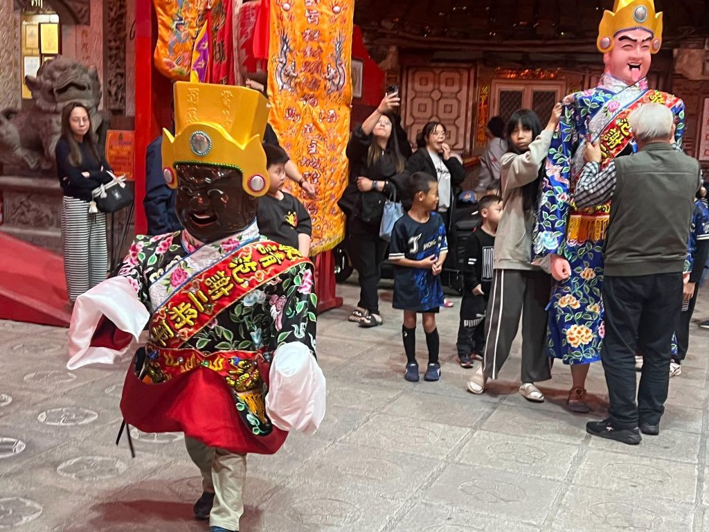 金門金城浯島城隍廟透過「陣頭傳習課程」安排童版七爺八爺示範入門儀態。（取材自金門浯島城隍廟FB）