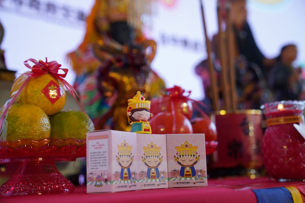 樂成宮中市旱溪媽祖變身文創主角，打造行動光明燈讓長輩佩戴，提升夜間外出安全性。（取材自臺中市政府網站）