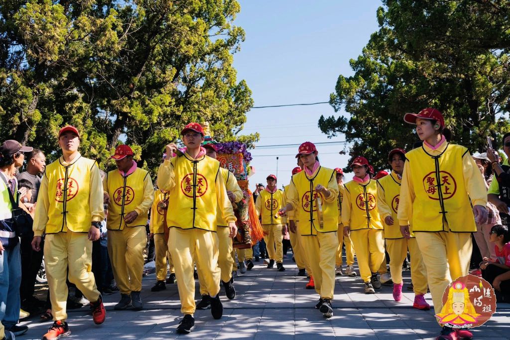 凌霄寶殿武龍宮與苗栗山邊媽祖宮的「帝后」遶境熱鬧滾滾。（取材自財團法人苗栗縣山邊媽祖宮FB）