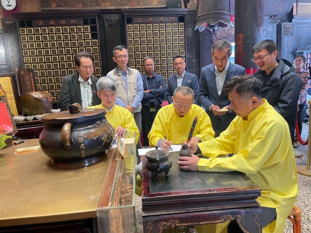 北港武財公扶鸞儀典、龍陣與車鼓陣入列文化資產保存者 再添傳藝能量 1 北港武財公扶鸞儀典以單人操作的「葫蘆桃筆」為特色。(取材自雲林縣政府網站)