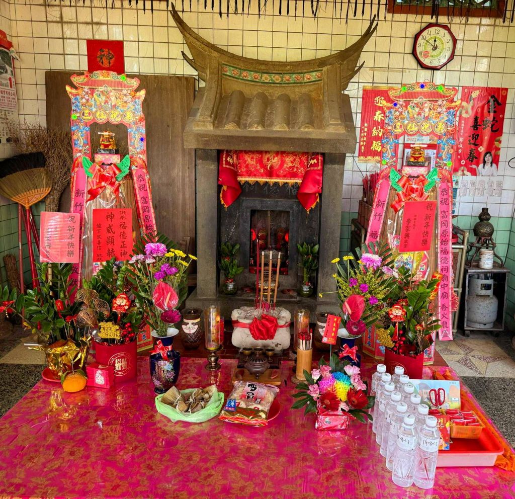 桃園富岡開庄福德祠 「廟中廟」展現特色 1 富岡開庄福德祠經由信眾自主保護,形成特殊的「廟中廟」。(取材自富岡開庄福德祠伯公岡原始伯公廟中廟FB)