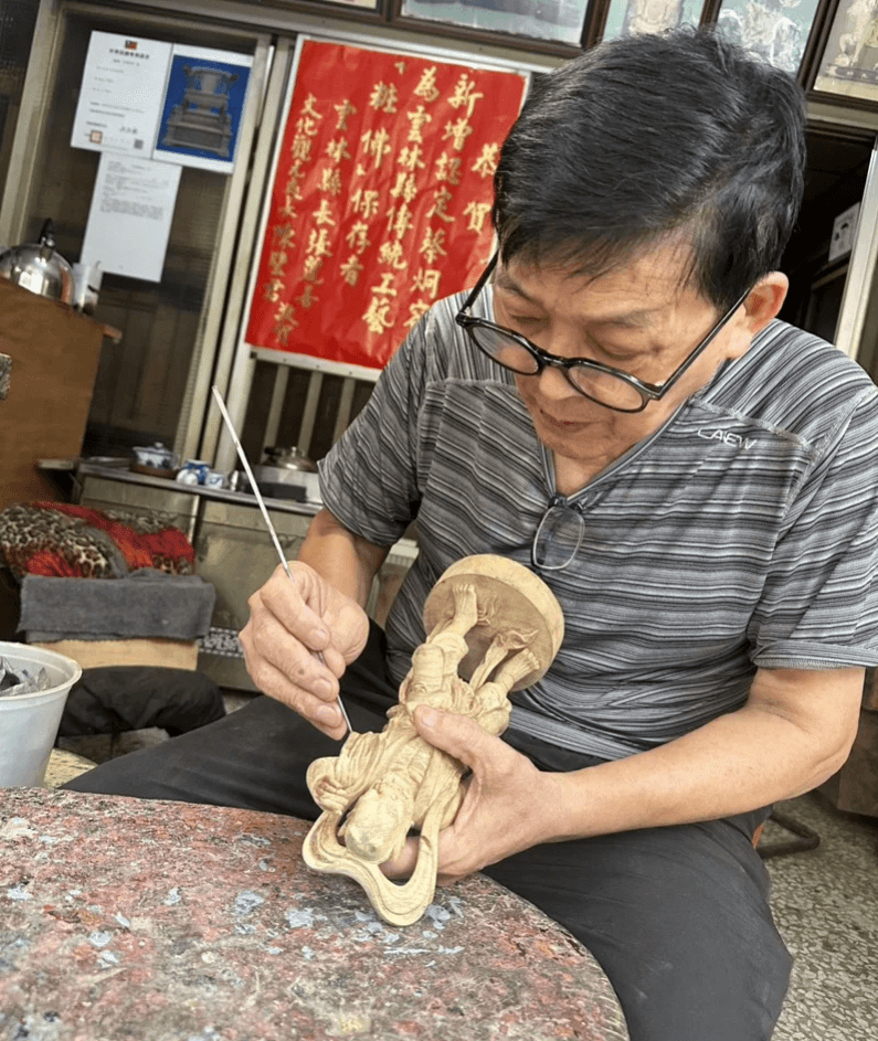 蔡炯容獲「粧佛」保存者認定，他自小投身粧佛領域，融合泉州與福州派風格，作品流傳海內外。（雲林縣政府提供）