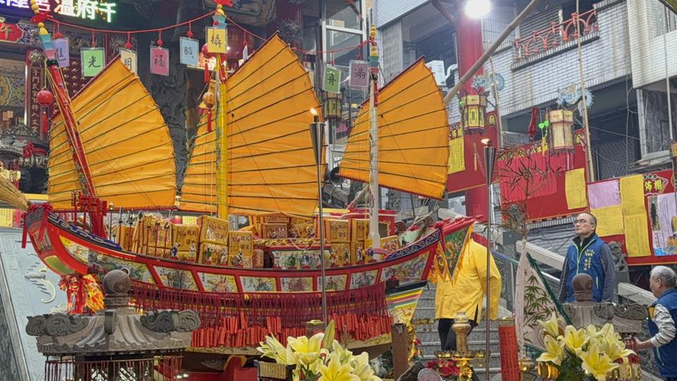 蘭陽地區首艘東隆宮「溫府王爺船」 王船遶境創建宗教史新頁 1 「蘭陽第一艘王船」是宜蘭第一艘王船,更是宗教文化與匠心工藝的象徵。(取材自宜蘭八重山西關廟FB)