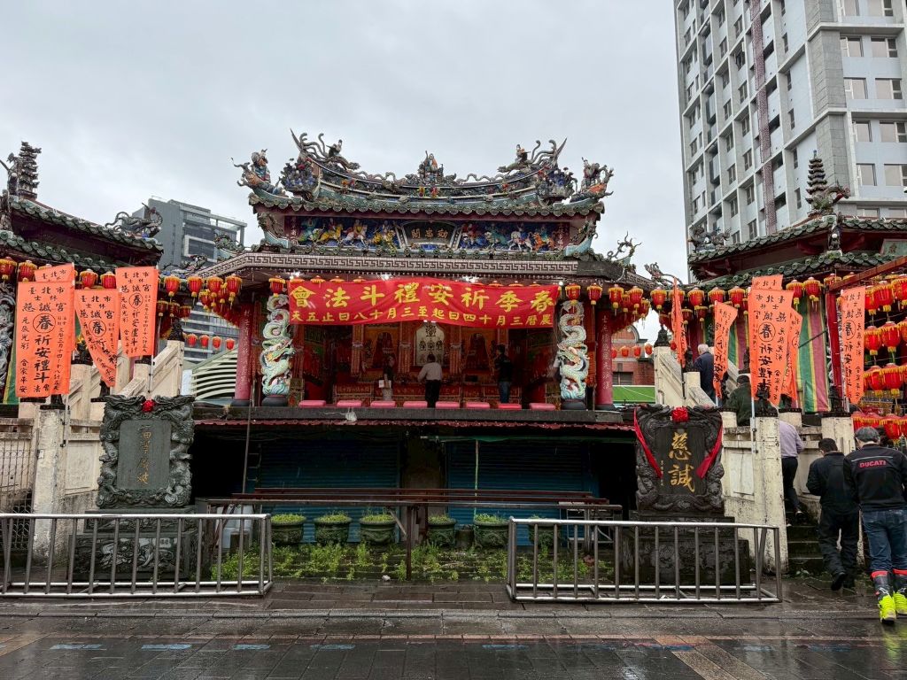 士林慈諴宮媽祖守護在地 恢宏戲臺全臺僅有 1 士林慈諴宮的戲臺在全臺灣獨一無二。(取材自台北市士林慈諴宮FB)