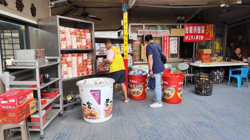 南投石龍宮以「泡麵土地公」聞名，更有「泡麵桶」，歡迎民眾來此拜拜祈福，吃麵求平安。（取材自中寮石龍宮泡麵土地公FB）