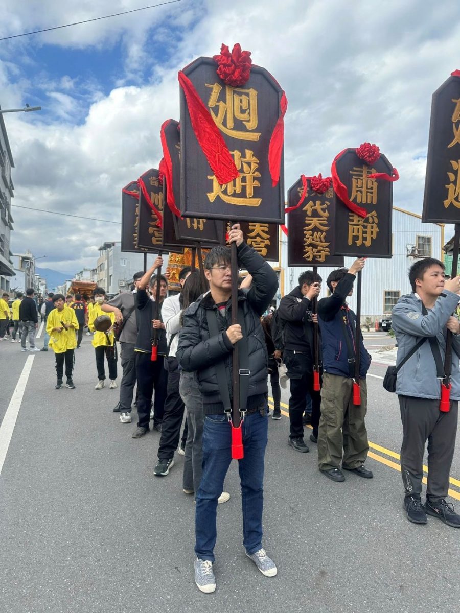 臺東大學帶學生走進遶境現場 以創意傳承宮廟文化 1 國立臺東大學華語文學系帶學生親身體驗信仰,讓研究信仰有更大的收穫。(取材自台東 順天宮 蘇府大二三王爺FB)