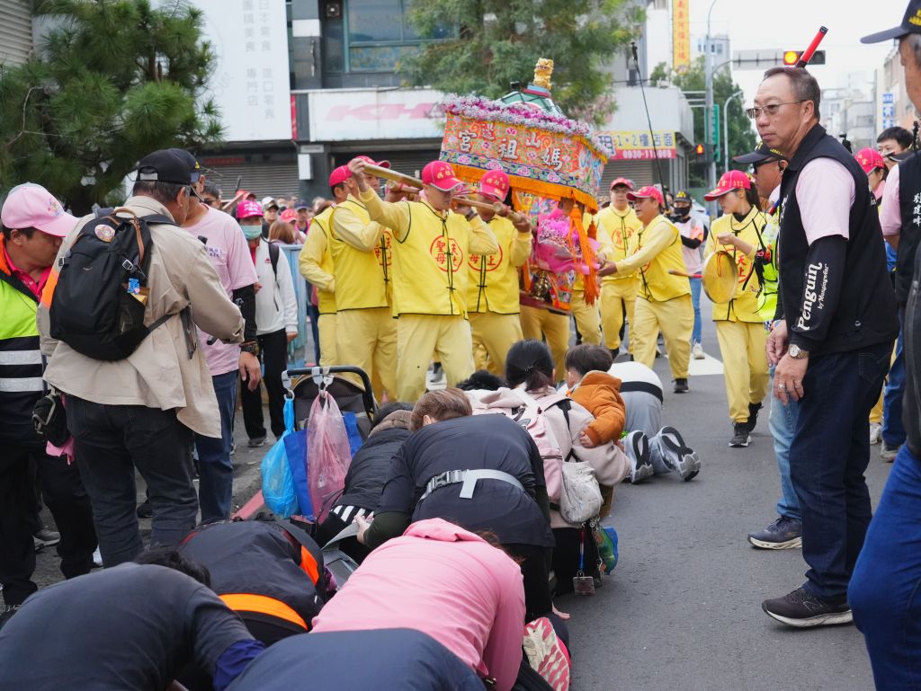 山邊媽祖首度蒞臨臺中，吸引信眾鑽轎腳參拜祈福，祈求媽祖賜福帶來好運。（取材自臺中市政府網站）