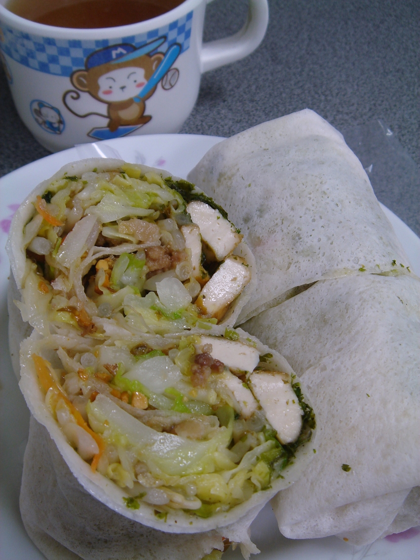 潤餅像是古代銀票，象徵財富滿足，可在尾牙時用來做供品求得好寓意。（取材自維基百科）