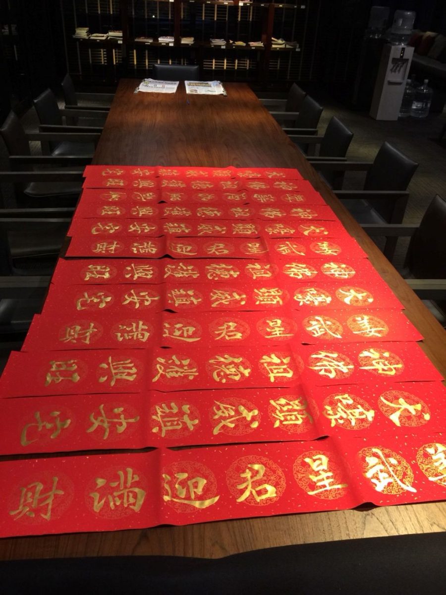 華人社會迎新年總是會換上新春聯，祈求新的一年平安順利。
