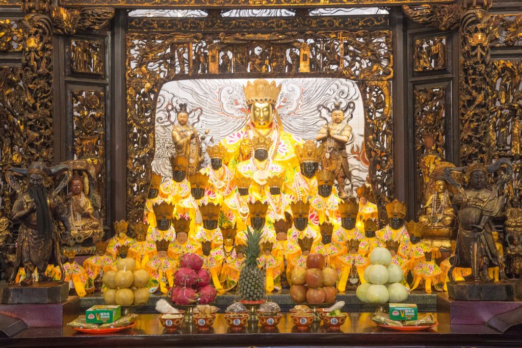 壽山巖觀音寺男性戴冠菩薩 有型特出超吸睛 1 壽山巖觀音寺主祀之觀世音菩薩造型與一般女性造型之神像不同。(取材自壽山巖觀音寺嶺頂廟FB)