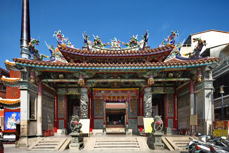 祀典大天后宮由南明寧靖王府改建而來，位置坐東朝西，意指迎向原明朝疆土，是臺灣唯一的明代王府建築遺制，現為國定古蹟。（取材自文化部網站）