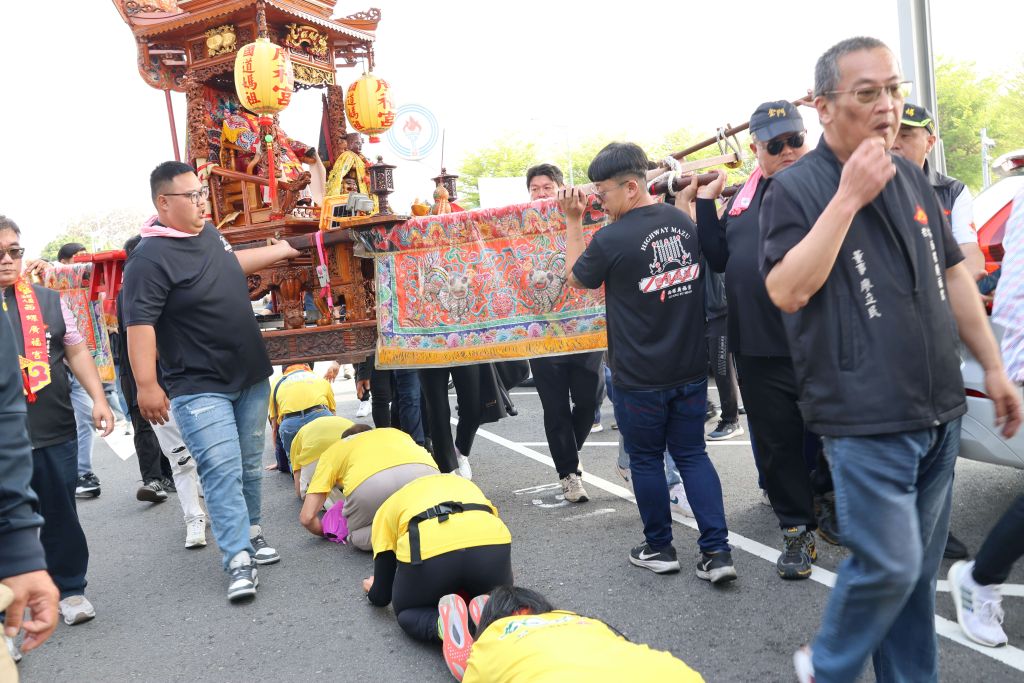 2026「媽祖駕道、福佑國道」遶境活動，遶境西螺服務區眾多鄉親鑽轎腳祈福。（取材自雲林縣政府網站）