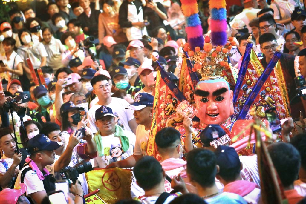 大甲媽遶境進香起駕，廟埕前有贊香團、鑼鼓隊、舞龍舞獅等傳統表演，以及鎮瀾宮福德彌勒團、彌勒團、太子團、神童團、莊儀團等恭送儀式。（取材自臺中市政府網站）