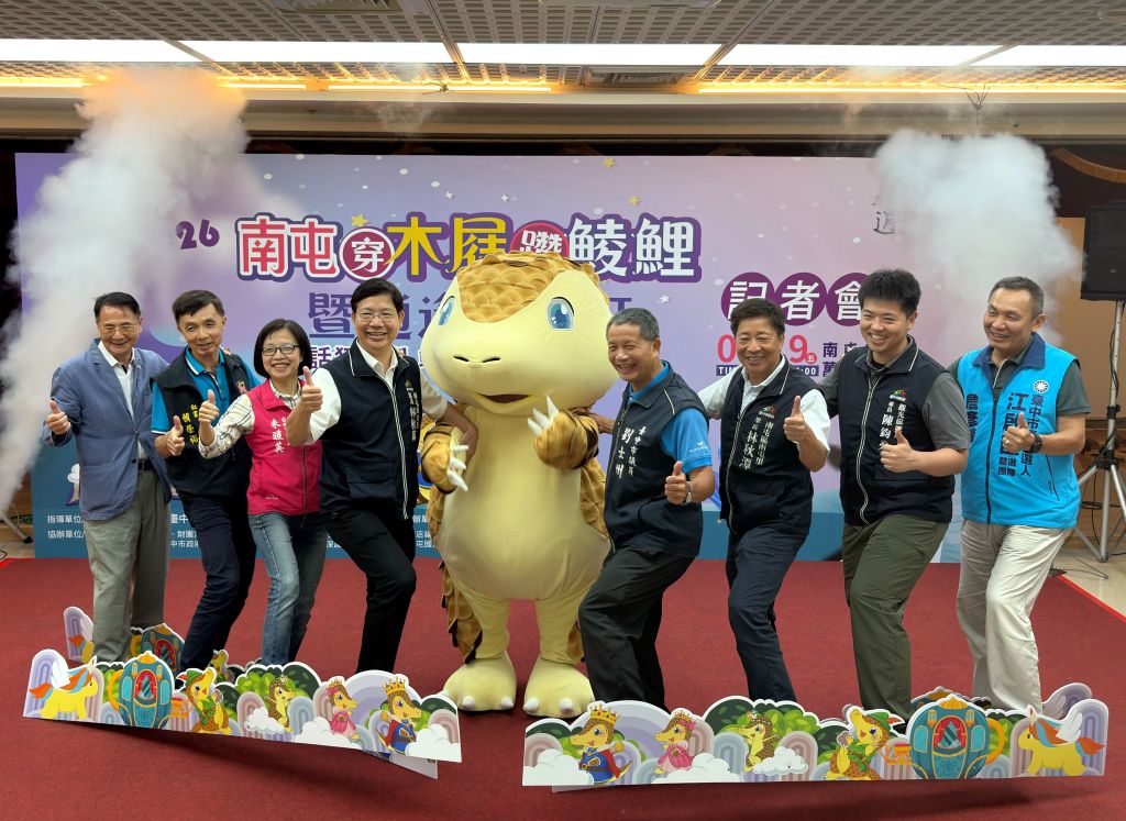 南屯百年端午民俗「穿木屐躦鯪鯉」 6/19到萬和宮前踩街迎好運 1 「穿木屐躦鯪鯉」迎好運,「四人協力木屐」考驗合作力,(取材自台中市政府網站)