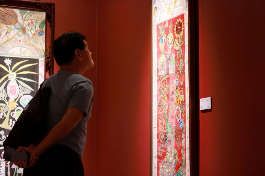 傳奇素人洪通以南鯤鯓代天府為師 道教藝術特展10/26前看得到 1 《生命之樹-洪通創作與道教民間藝術》展覽帶領民眾進入保有神話感知的世界,重新理解藝術、信仰與生命之間相互滋養下的深刻連結。(取材自文化部蒙藏文化中心網站)
