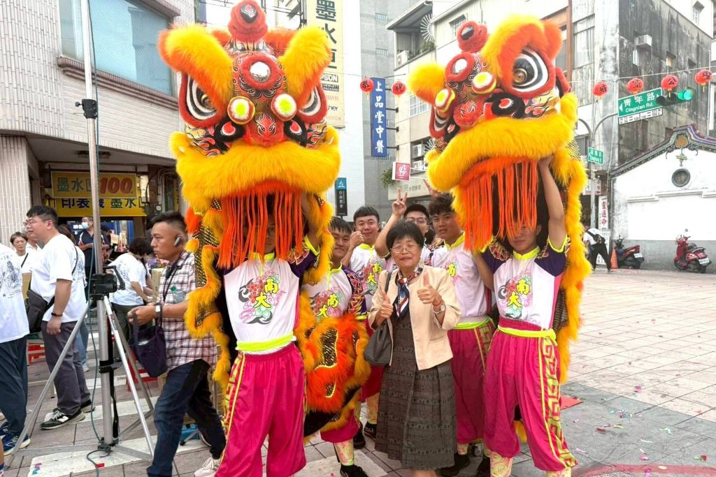 臺南大學民俗隊長期投入傳統藝陣、舞龍舞獅及民俗技藝推廣。（取材南大報導網站）