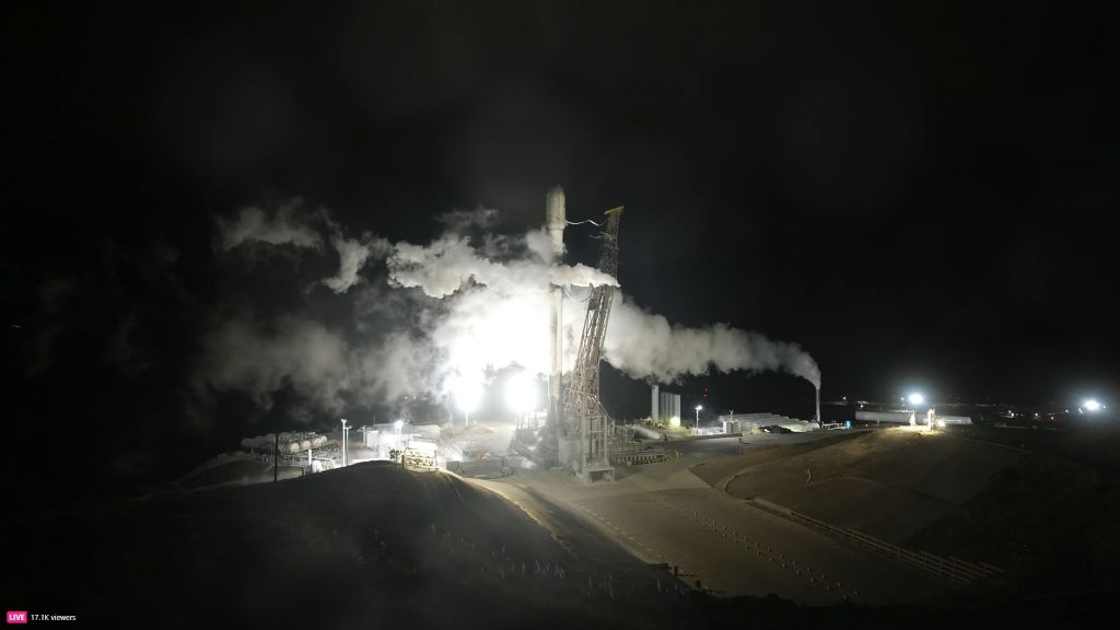 屏東「迎王文化」用科技奔向宇宙 「王爺公上太空」成功「重返天庭」 1 東港東隆宮迎王文化的王船餘木搭載SpaceX低軌衛星升空,展現傳統信仰與航太科技跨域結合。(取材自屏東縣政府網站)