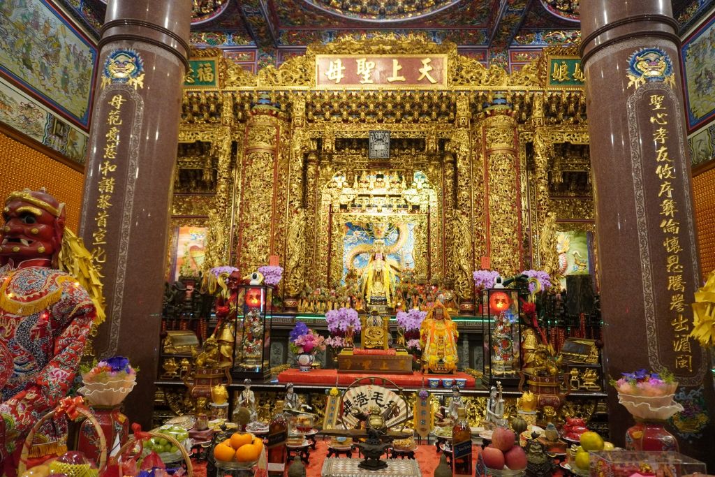 紅毛港朝天宮媽祖二戰時接砲彈 照顧人民免於戰火 1 紅毛港朝天宮的媽祖留下二戰時期的傳奇故事。(取材自高雄紅毛港朝天宮FB)