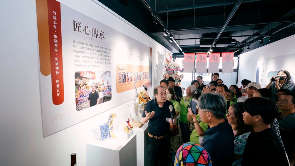 新莊保元宮《神境紙藝》首醮糊紙特展暨「炭火之心」VR展覽讓民眾有機會近距離感受工藝與數位科技。（取材自新莊保元宮FB）
