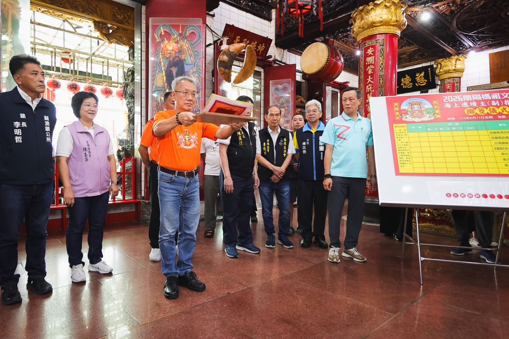 8船角逐海上慈航總指揮漁船 「2026蘭陽媽祖文化節」10/2登場 1 「2026蘭陽媽祖文化節」由'向媽祖「擲筊」選擇海上慈航總指揮漁船。(取材自宜蘭縣政府網站)
